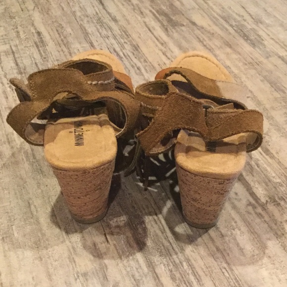 New Minnetonka Poppy Fringe Brown Suede Sandals - Picture 6 of 7